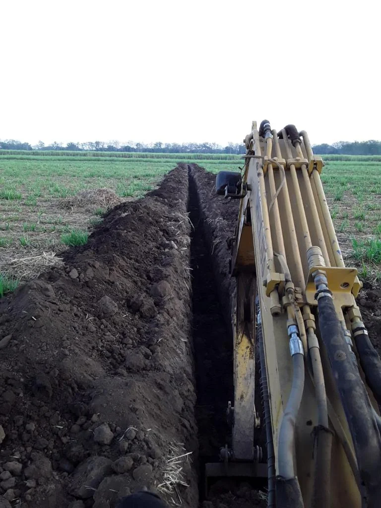 maquinaria preparando terreno para cultivo terreno